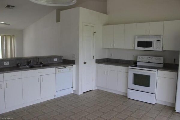 3214 39th St SW, Lehigh Acres, FL 33976